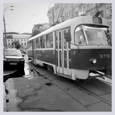 Kiev compte près de 140 km de voie ferrées. Mis en service en 1898, le reseau de Kiev est le premier tramway électrique de l'empire russe.
